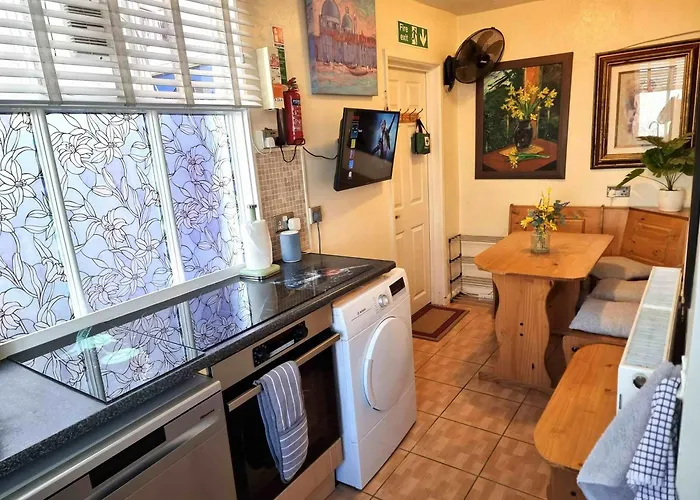 Centrally Located In Canterbury With Two Bedrooms And A Sofa Bed